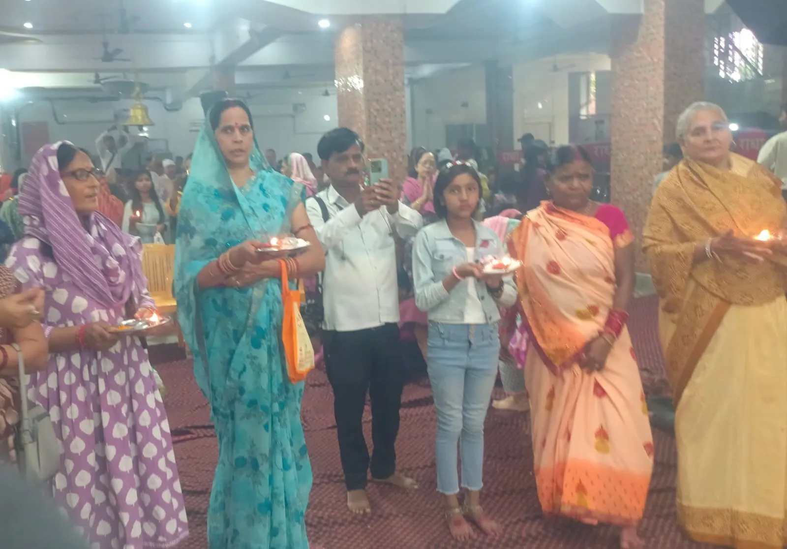 कृष्णानगर स्थित मंदिर में पूजा के बाद आरती करती श्रद्धालु महिलाएं