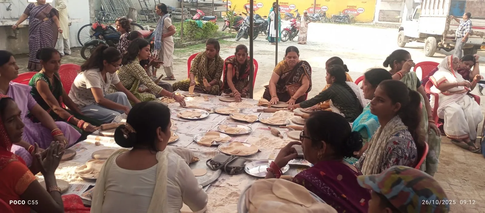 रामाश्रम सत्संग में भोजन व्यवस्था में जुटी महिलाएं