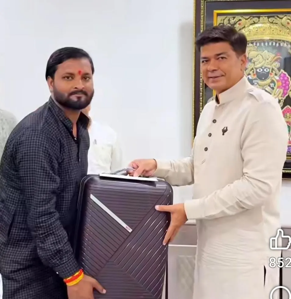 फोटो से पहचानिए। मेयर से नोटों का लिफाफा और अटैची लेते हुए पार्षद के चेहरे पर खुशी पार्षद