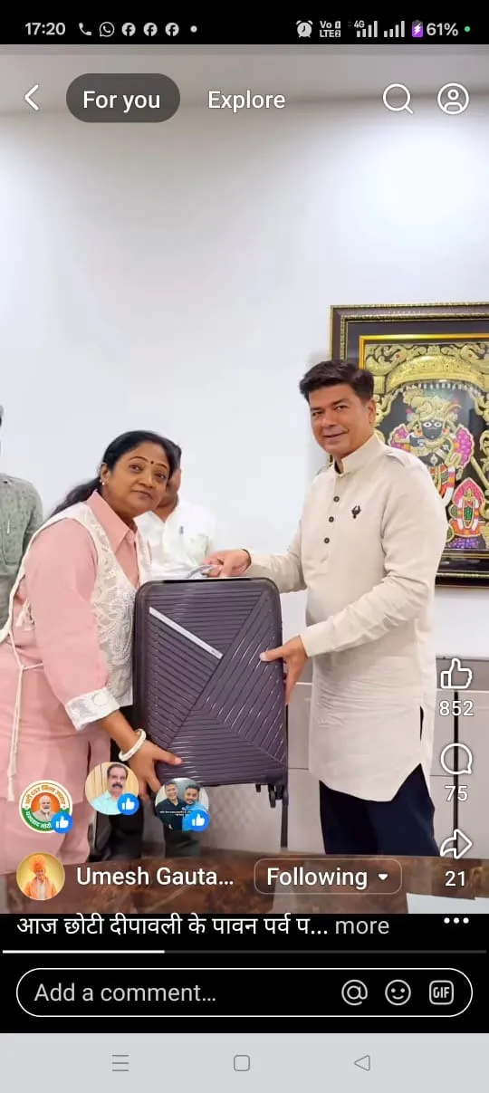 पार्षद चित्रा मिश्रा को नोटों का लिफाफा और अटैची देते हुए मेयर उमेश गौतम