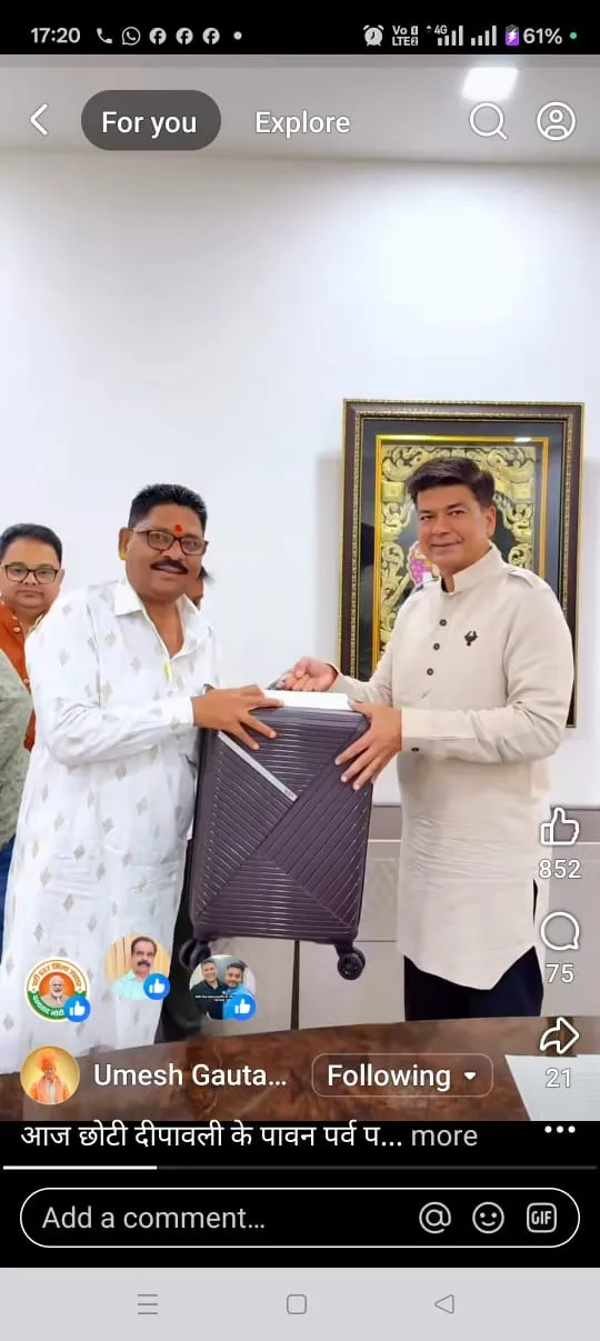 मेयर उमेश गौतम से नोटों का लिफाफा और अटैची ग्रहण करते हुए पार्षद छंगामळ मौर्य