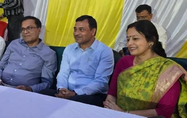 खन्नौत नदी छठ पूजन के सुखद दृश्यों को निहारते डीएम धर्मेंद्र प्रताप सिंह,  नगर आयुक्त डा बिपिन कुमार मिश्रा तथा भाजपा महानगर अध्यक्ष शिल्पी गुप्ता