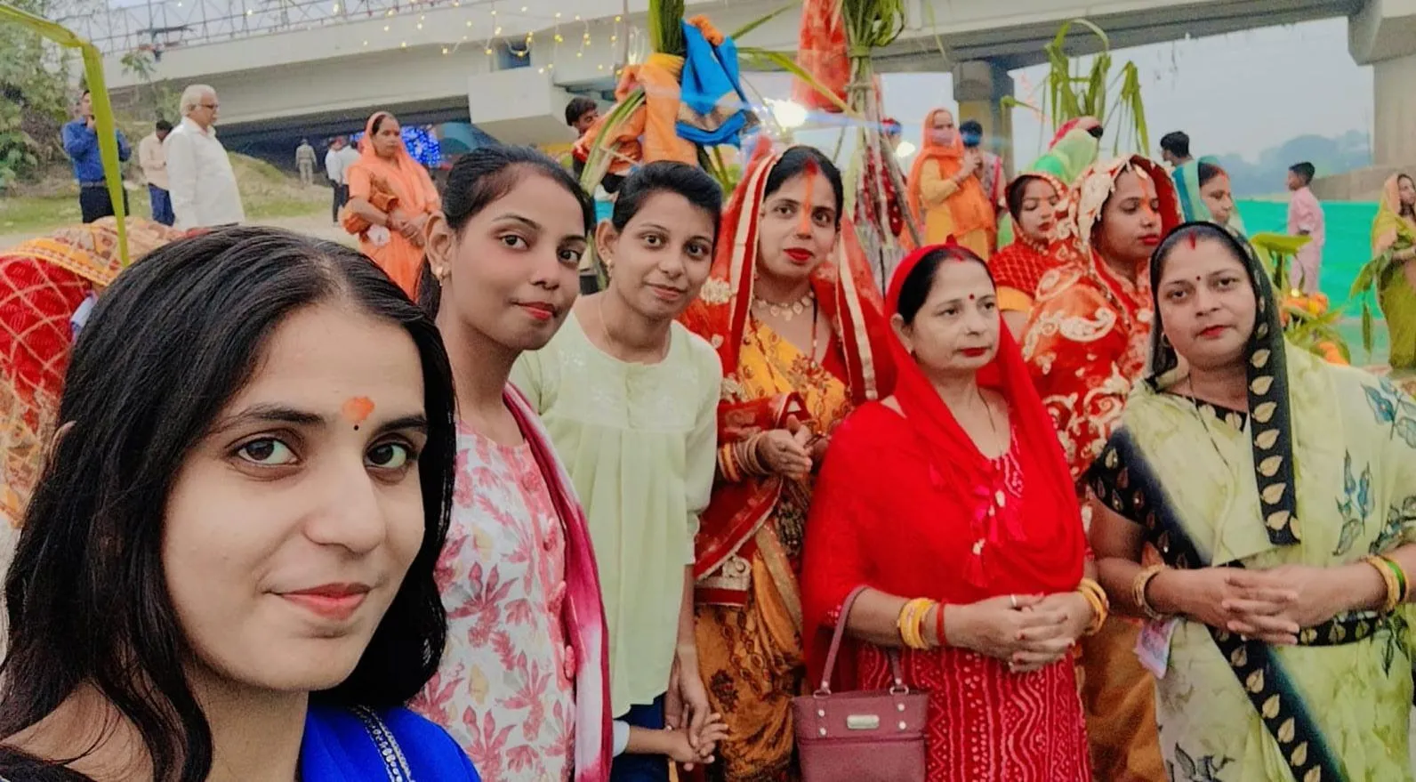 छठ पूजा का आनंद लेते परिवार के बच्चे