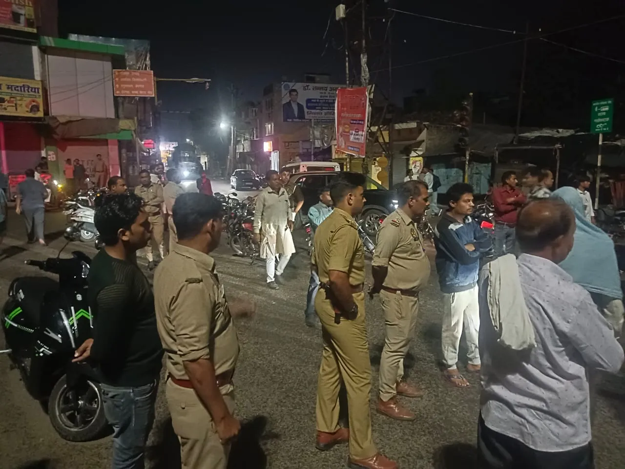 शाहजहांपुर में मध्यरात्रि शव रखके जाम लगाकर प्रदर्शन करते हुए परिजन व मुस्तैद पुलिस