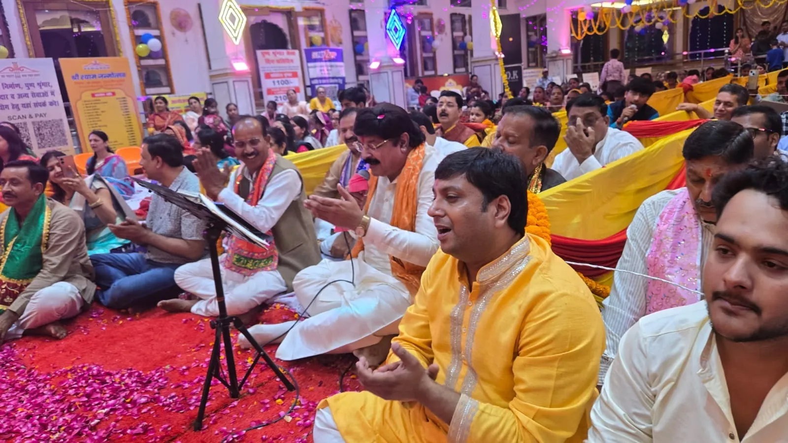 शाहजहांपुर में खाटू श्याम बाबा जन्मोत्सव में  भजन गाते जयपुर के संजय पारीख,  भावमग्न बाबा के भक्त