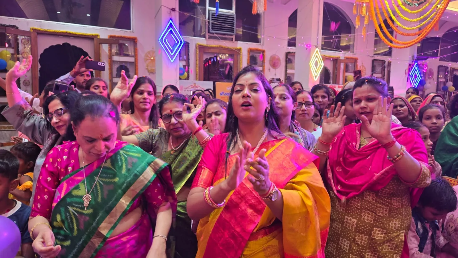 शाहजहांपुर में खाटू श्याम बाबा जन्मोत्सव में भावमग्न हो थिरकती श्रद्धालु महिलाएं