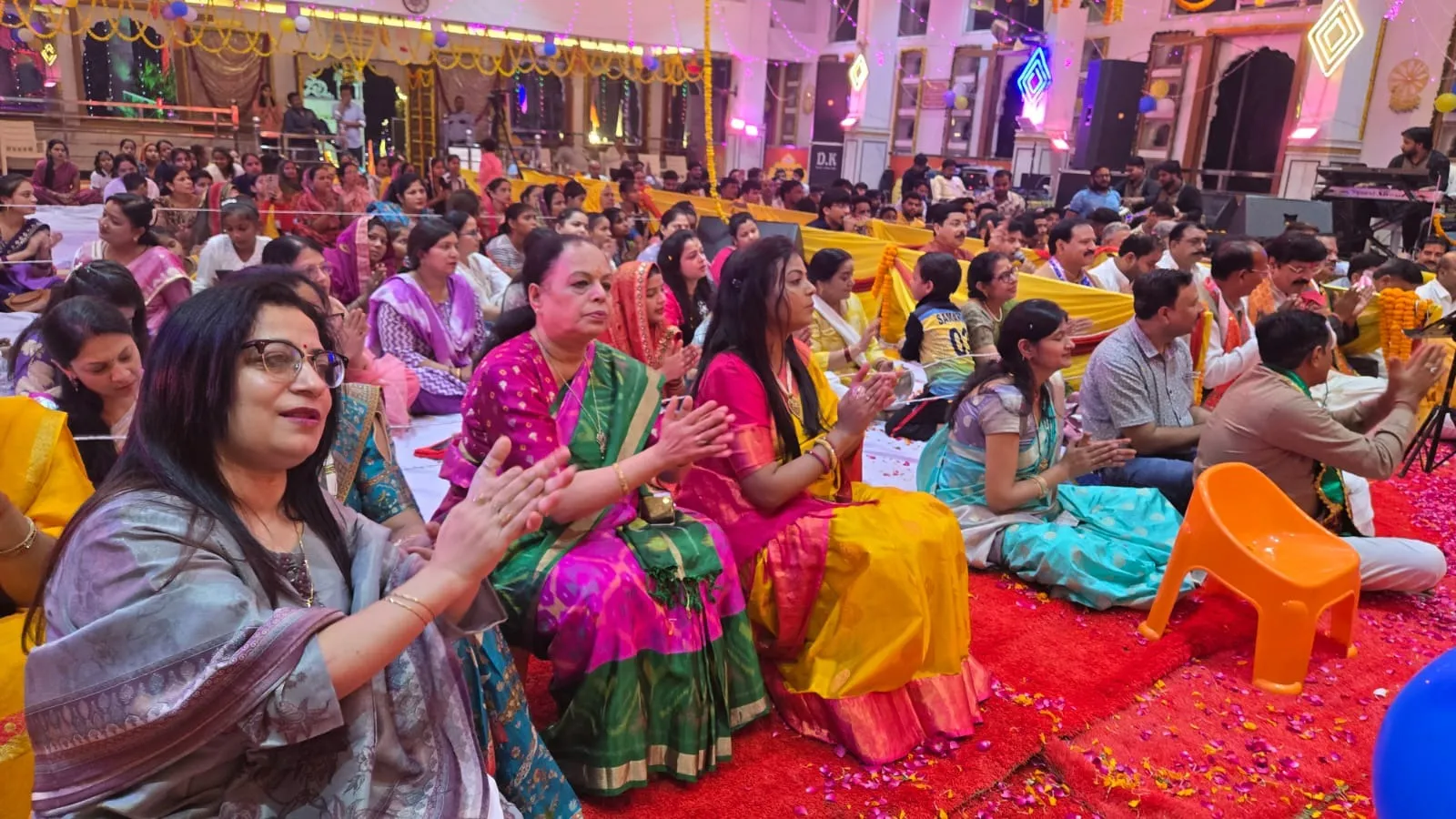 शाहजहांपुर में खाटू श्याम बाबा जन्मोत्सव में भजनों पर भावमग्न महिलाएं