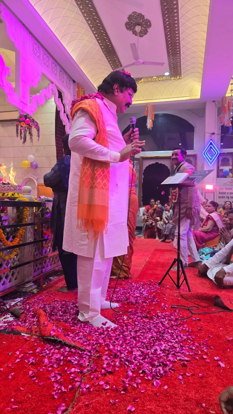 शाहजहांपुर में खाटू श्याम बाबा जन्मोत्सव में भजन के बाबा का गुणगान करते जयपुर के भजन गायक संजय पारीक