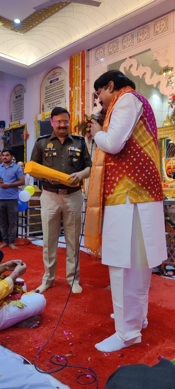 खाटू श्याम बाबा के भजनोत्सव में एसपी राजेश द्विवेदी का अंगवत्र व उपहार भेंटकर अभिनंदन करते भजन गायक संजय पारिक