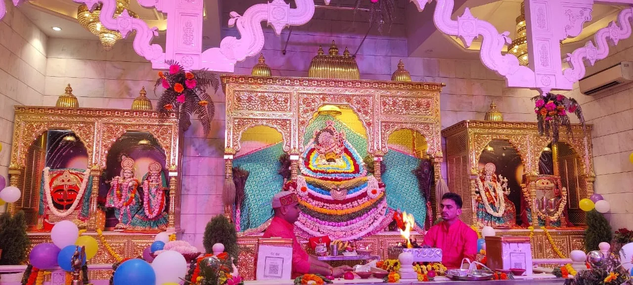 शाहजहांपुर में भव्य रूप से सजा खाटू श्याम बाबा का दरबार