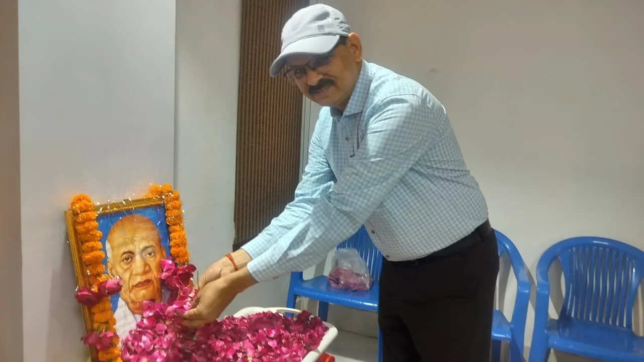 इन अधिकारियों ने भी किया नमन