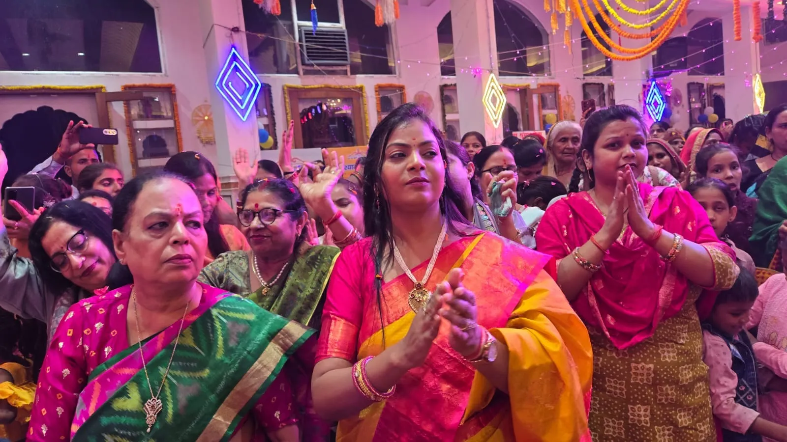 भक्तिभाव में डूबी अशोक अग्रवाल की पत्नी साधना अग्रवाल व बहू पूजा अग्रवाल