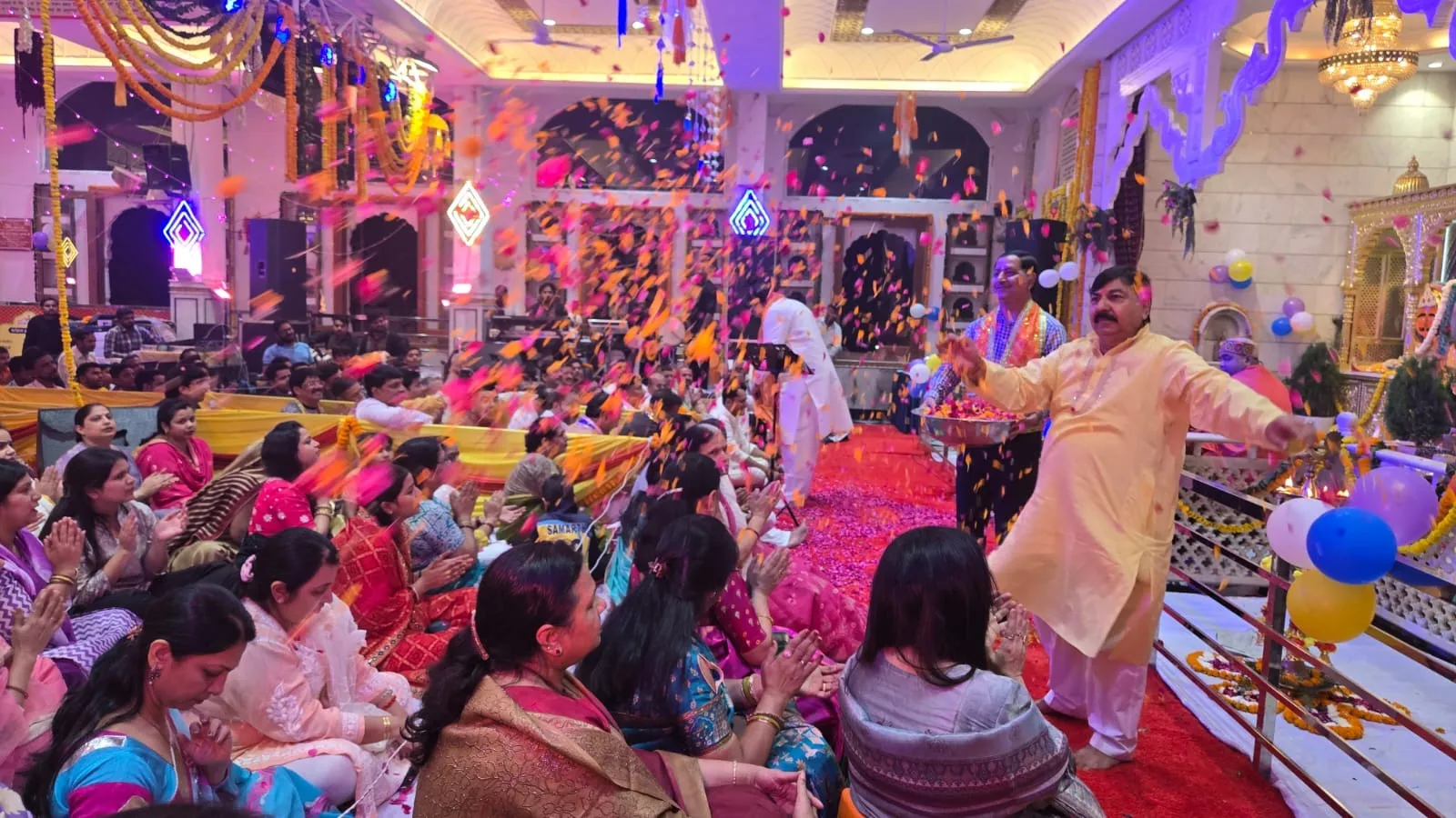 खाटू श्याम मंदिर में आयोजित भजन संध्या में पुष्पवर्षा के साथ भावमग्न अशोक अग्रवाल