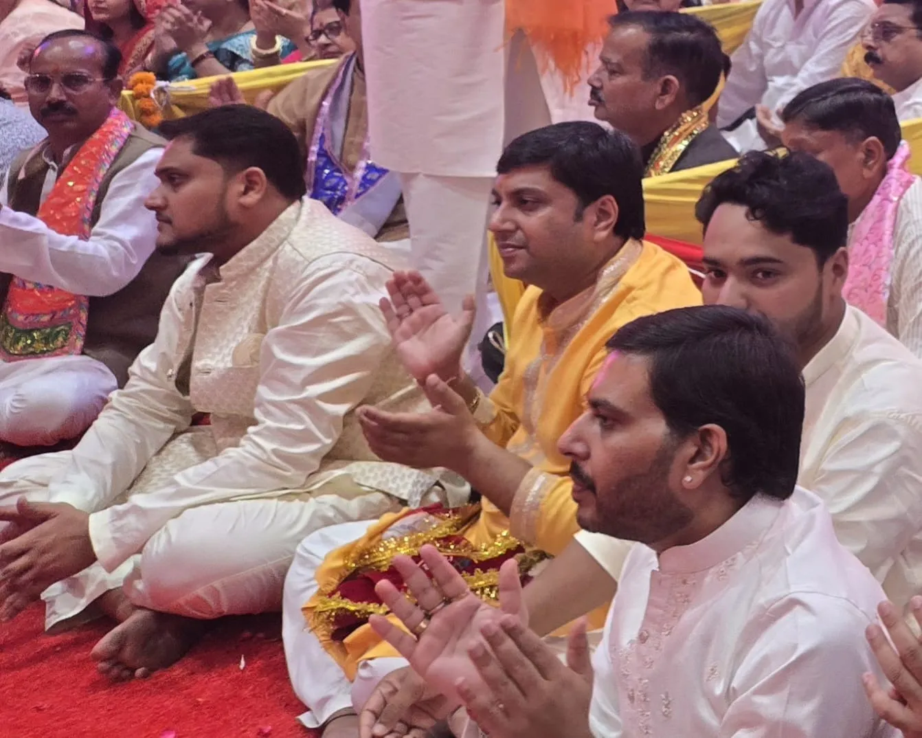 खाटू श्याम मंदिर में आयोजित भजन संध्या में भावमग्न शिवम अग्रवाल व अल्पित अग्रवाल