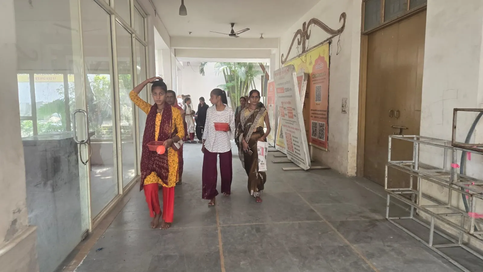 खाटू श्याम मंदिर में रिश्तों को जोडने के लिए गैलरी  तथा उसके पास  बना कक्ष