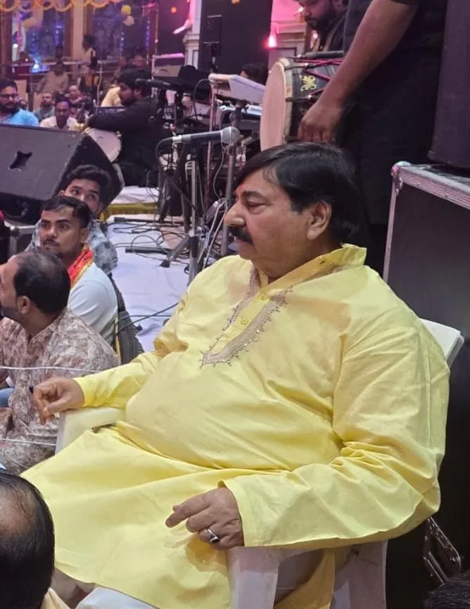 भजन संध्या में ध्यानमग्न अशोक अग्रवाल