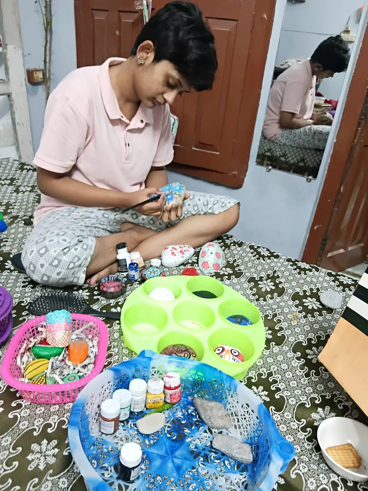 पत्थरों पर कला से रंग भरती सोमना