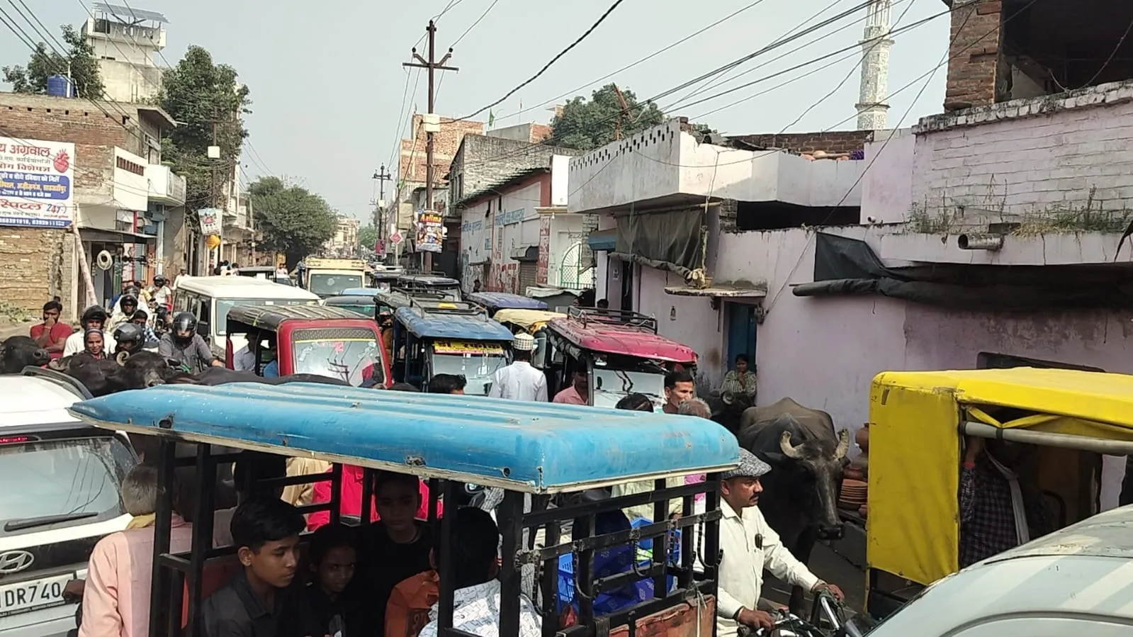 राजघाट चौकी के पास टूटी पुलिया से यात्रियों की बढ़ी परेशानी, घंटों लगता जाम