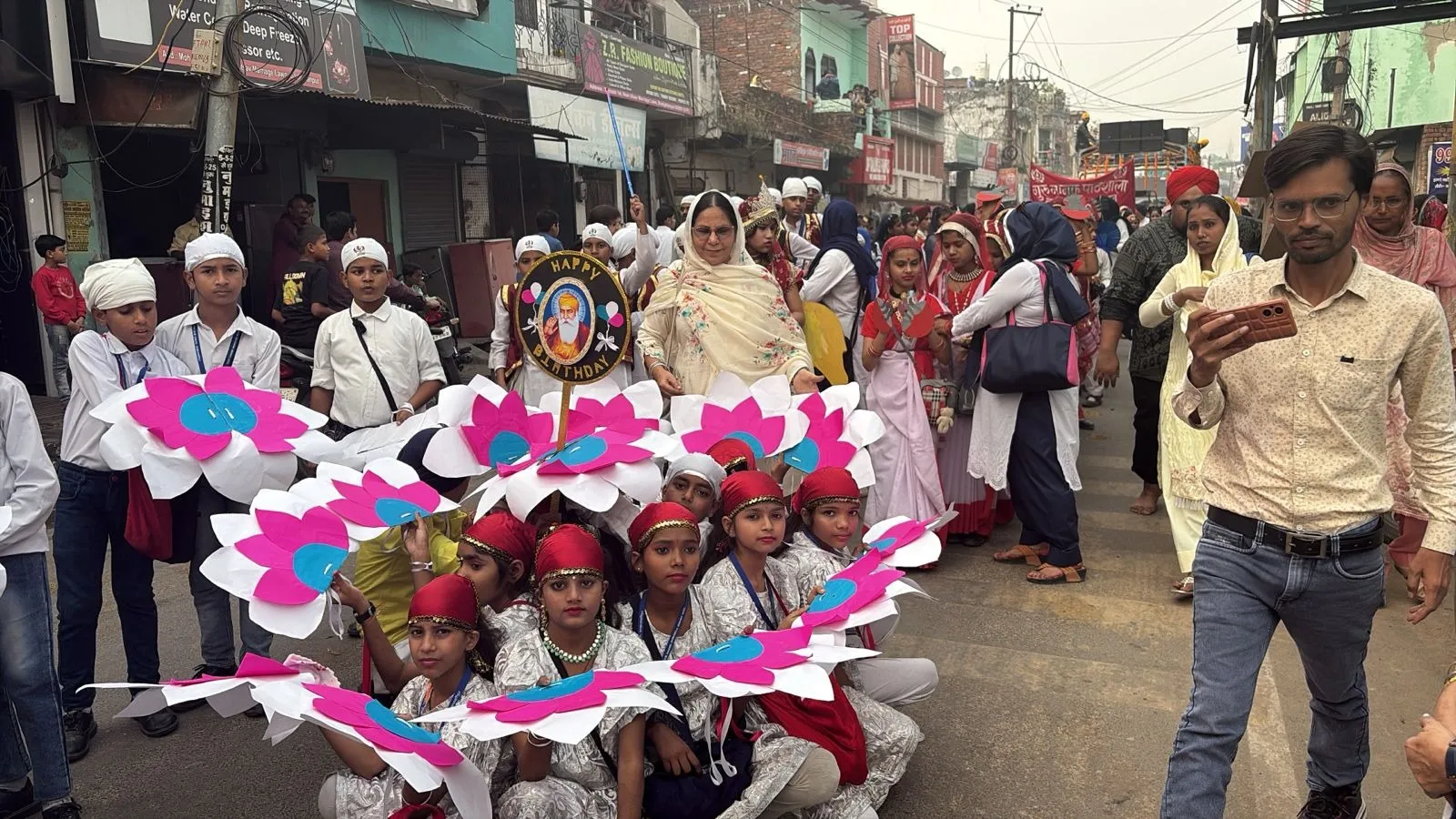 शाहजहांपुर में नगर कीर्तन के दौरान रंगारंग कार्यक्रम प्रस्तुत करते बच्चे