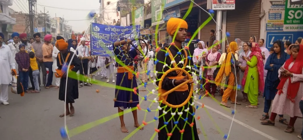 शाहजहांपुर में नगर कीर्तन के दौरान प्रदर्शन करते गतका पार्टी के युवा