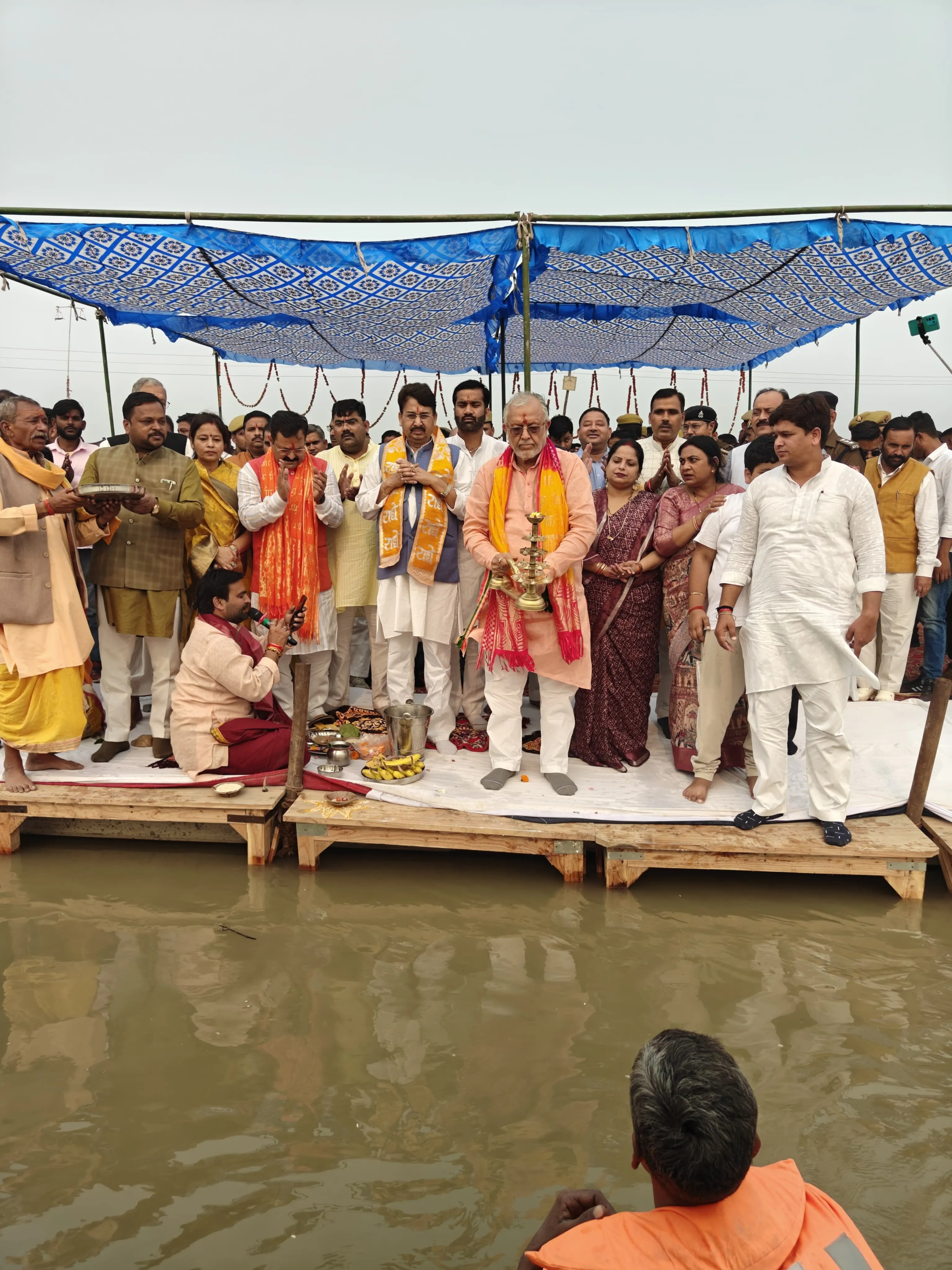 कार्तिक मेला शुभारंभ पर शाहजहांपुर के ढाई घाट पर गंगा आरती करते वित्त एवं संसदीय कार्यमंत्री सुरेश कुमार खन्ना, साथ में जिला पंचायत अध्यक्ष ममता यादव, पूर्व जिला पंचायत अध्यक्ष वीरेंद्र पाल सिंह, अजय प्रताप सिंह, विधायक सलोना कुशवाहा, एमएलसी डा सुधीर गुप्ता, डीसीबी अध्यक्ष डीपीएस राठौर