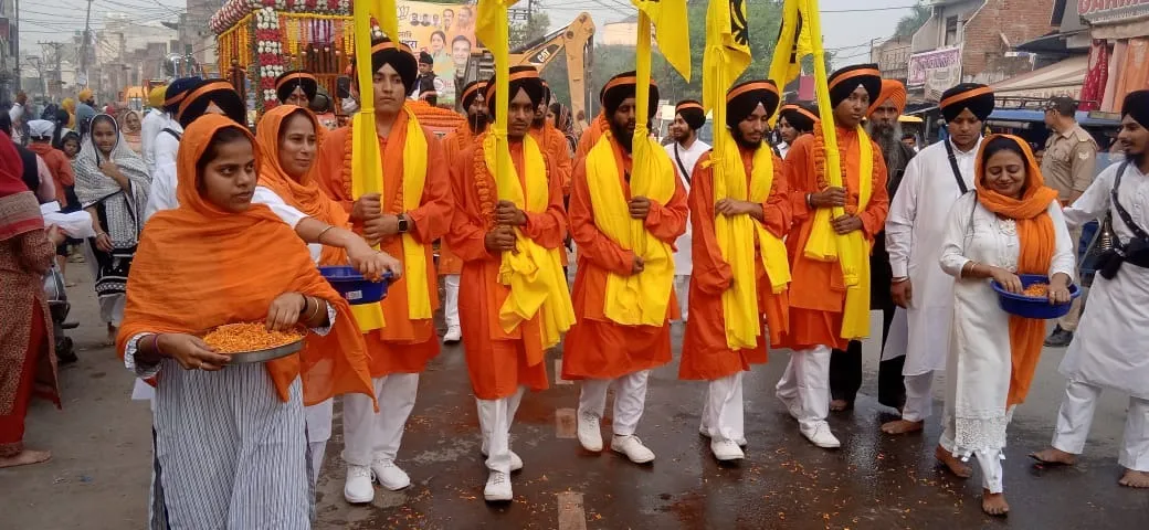 नगर कीर्तन में शोभायमान पंचप्यारे