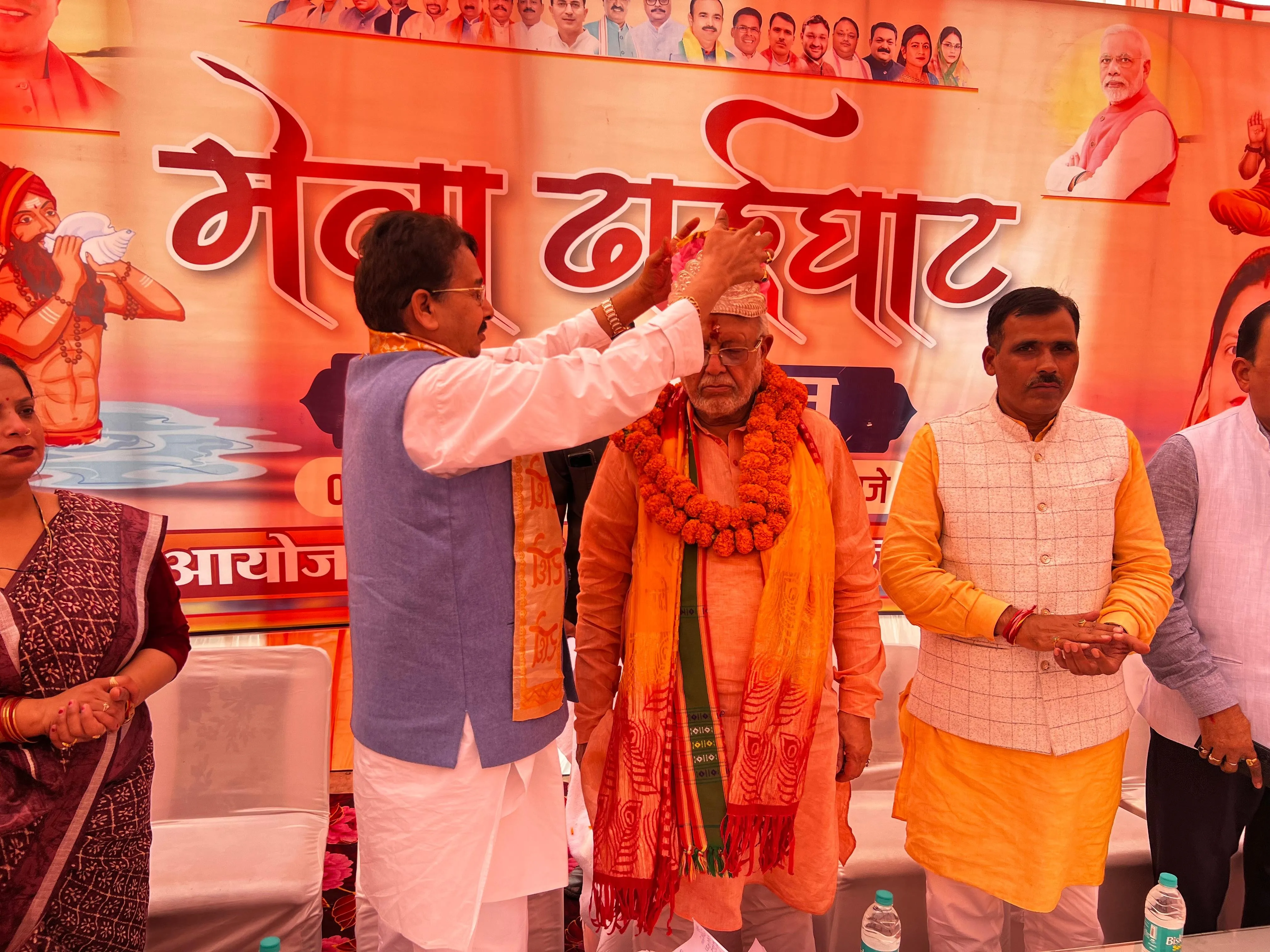 वित्तमंत्री सुरेश खन्ना का पगडी पहनाकर स्वागत करते पूर्व जिला पंचायत अध्यक्ष वीरेंद्र पाल सिंह यादव