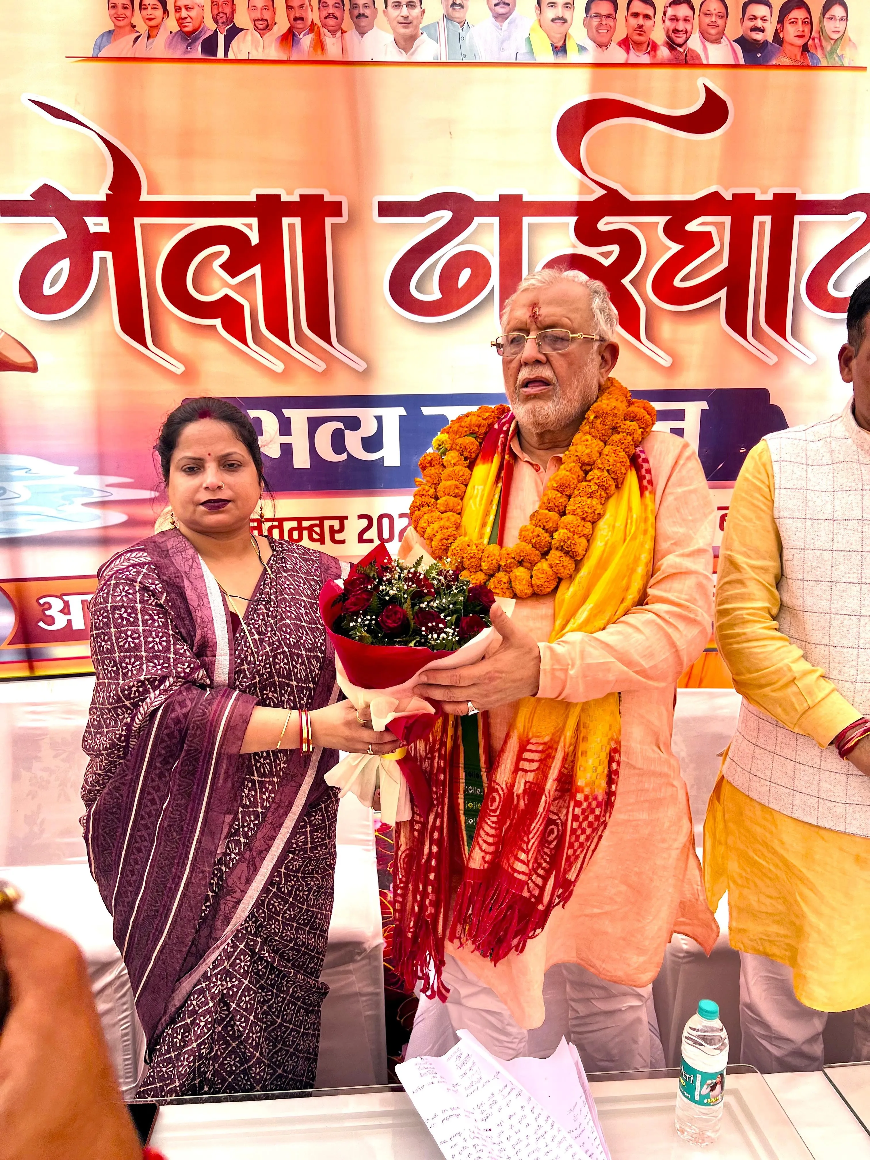 मेला रामनगरिया ढाई घाट के उदघाटन के दौरान वित्तमंत्री सुरेश खन्ना का पुष्पगुच्छ भेंटकर स्वागत करती जिला पंचायत अध्यक्ष ममता यादव