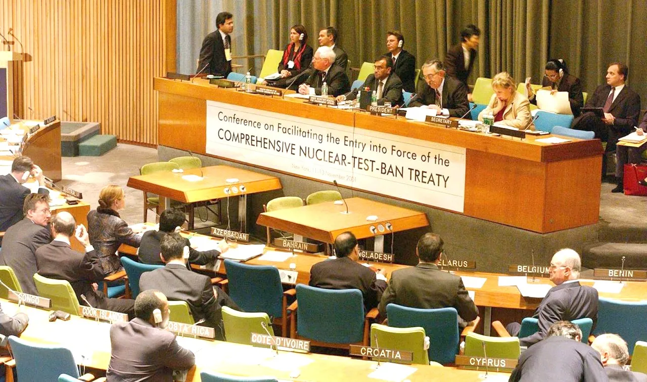 परमाणु परीक्षण की होड़ ने दी World War-3 की चेतावनी, जानें किन देशों के पास हैं कितने Nuclear Weapons? | यंग भारत न्यूज