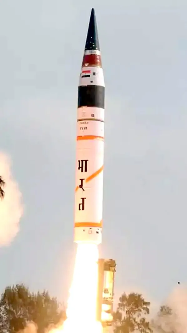 परमाणु परीक्षण की होड़ ने दी World War-3 की चेतावनी, जानें किन देशों के पास हैं कितने Nuclear Weapons? | यंग भारत न्यूज