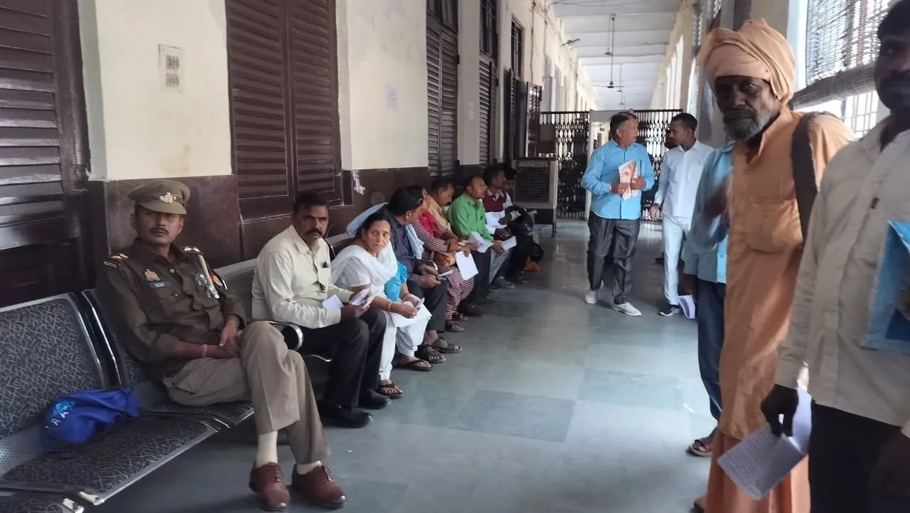 उपस्थित अधिकारियों को निर्देश देते हुए कहा