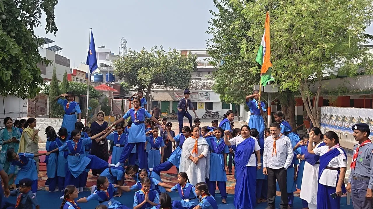 स्काउट गाइड शिविर में शारीरिक प्रदर्शन करती छात्राएं