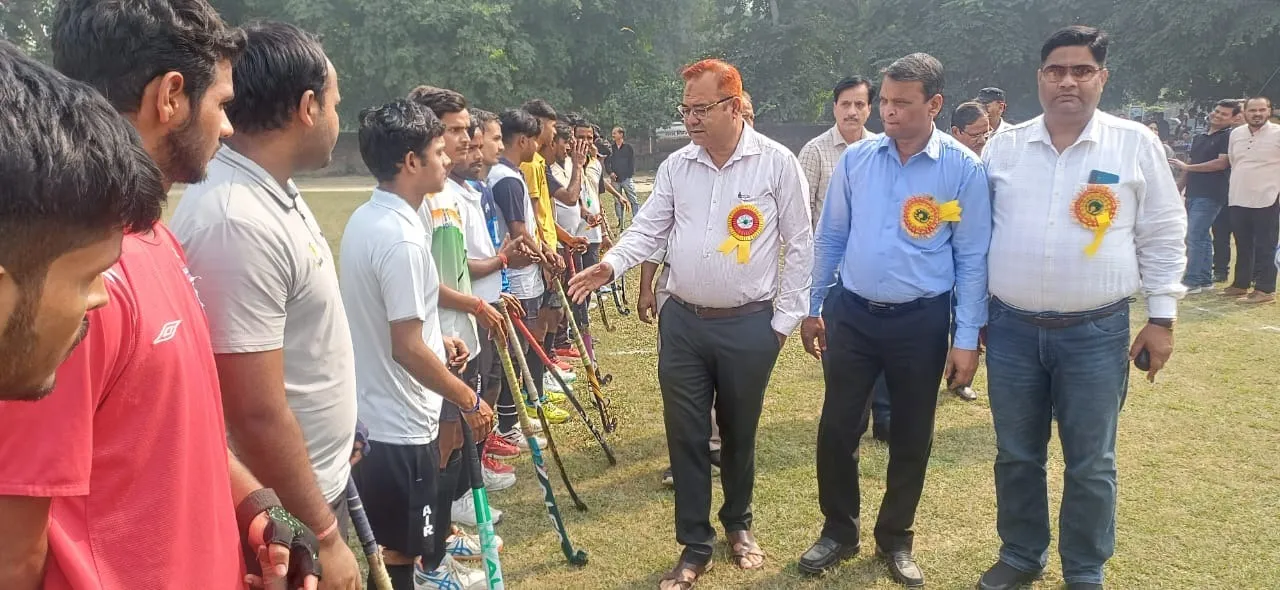 शाहजहांपुर में हाकी ट्रायल टूर्नामेंट में खिलाडियो से परिचय प्राप्त करते जीएफ कालेज प्राचार्य डा मोहसिन खां