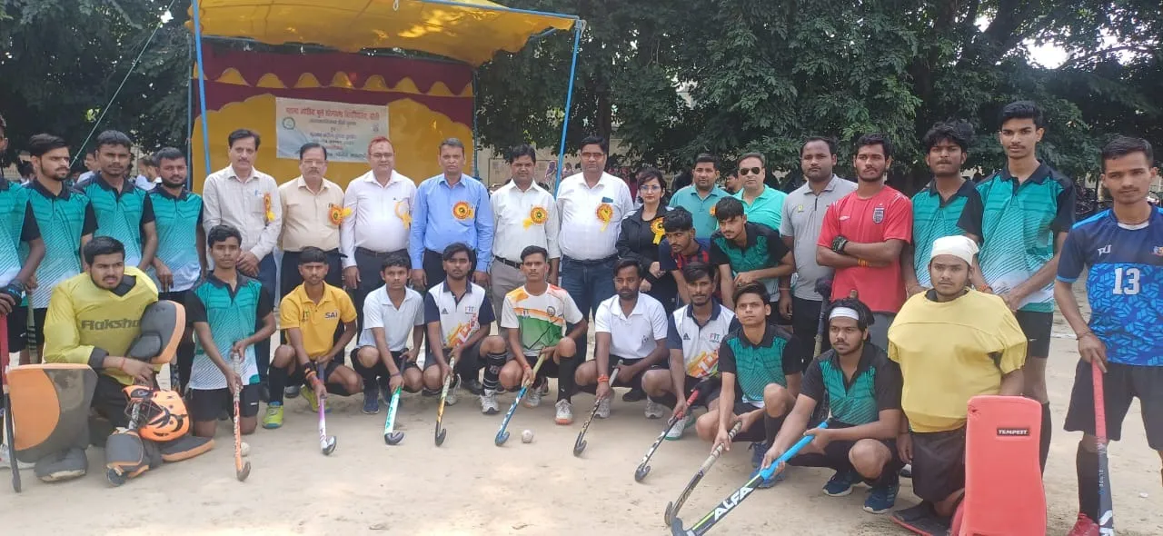शाहजहांपुर में हाकी टीमों के साथ जीएफ कालेज प्रार्चाय व शिक्षक