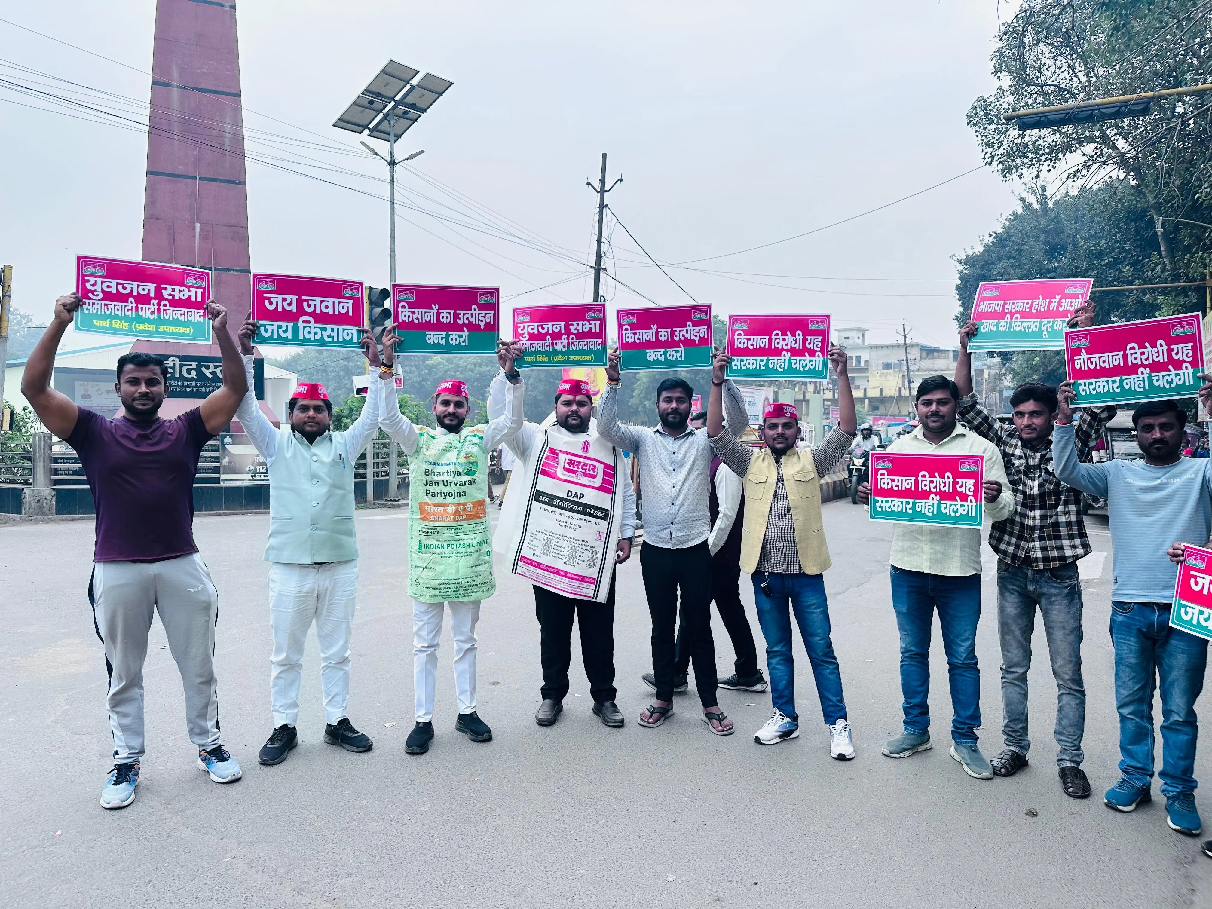 खिरनी बाग चोराहा पर खाद संकट को लेकर प्रदर्शन