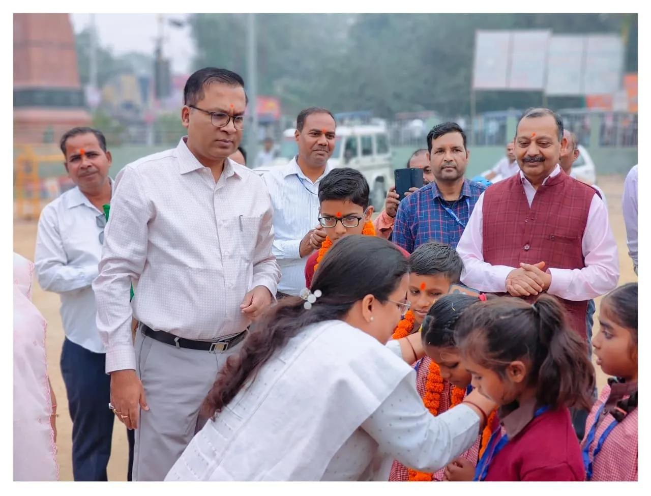 शाहजहांपुर में दिव्यांग बच्चों की एक्सपोजर विजिट में बच्चों को पफूल माला पहनाकर प्रोत्साहित करती बीएसए दिव्या गुप्ता, साथ में डीएम धर्मेंद्र प्रताप सिंह