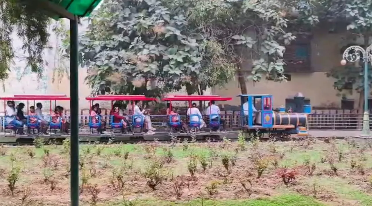 शहीद उद्यान में खिलौना रेलगाडी पर बैठकर आनंद लेते दिव्यांग बच्चे