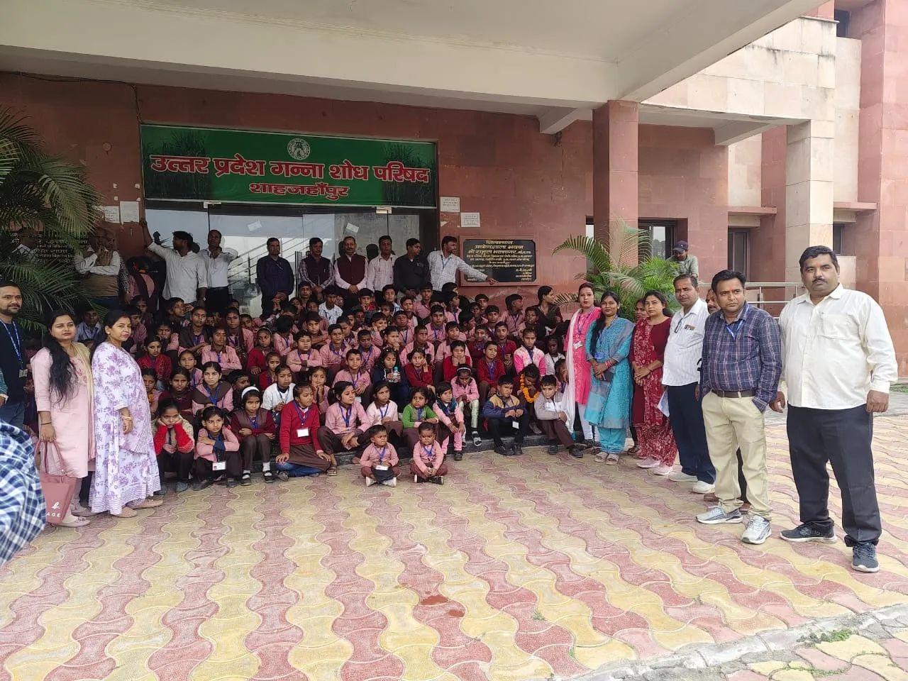 उत्तर प्रदेश गन्ना शोध परिषद में वैज्ञानिकों के साथ  दिव्यांग बच्चे