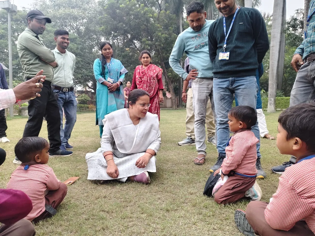 शहीद उद्यान में दिव्यांग बच्चों को खेल खेल में ज्ञान कराती बीएसए दिव्या गुप्ता, साथ में जिला समन्वयक सोहन शुक्ला