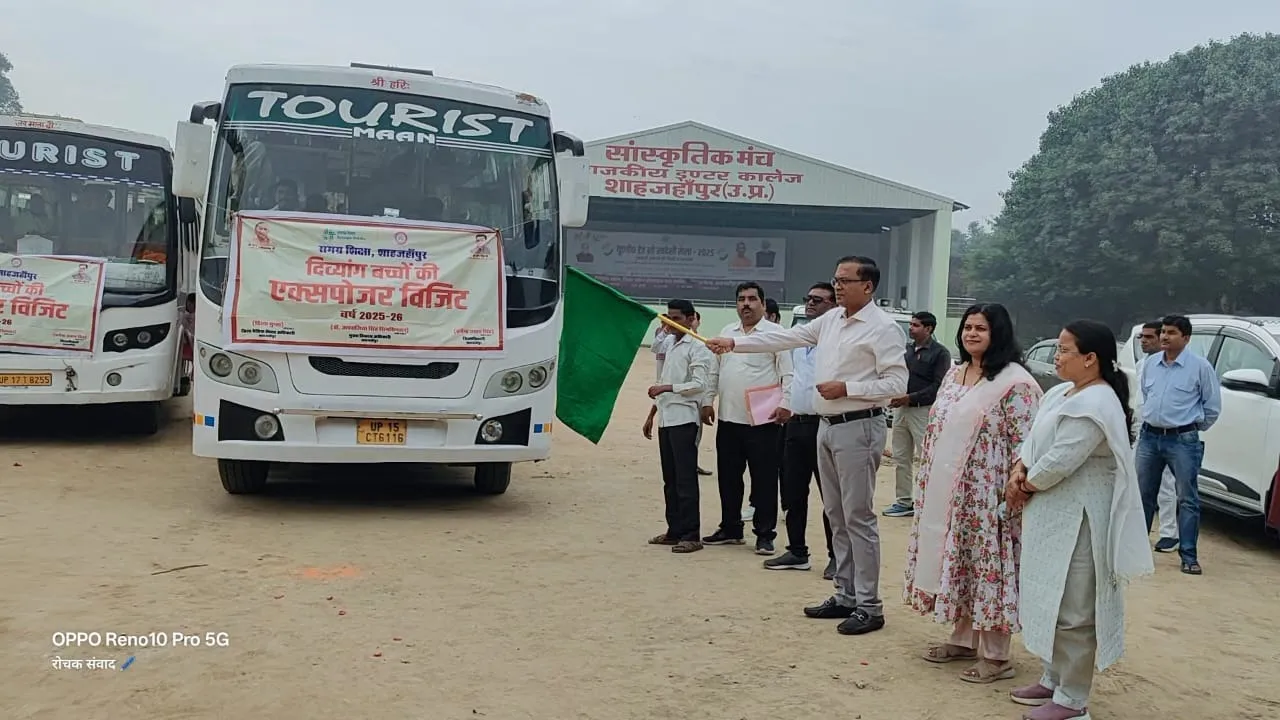 शाहजहांपुर के खिरनी बाग रामलीला मैदान से दिव्यांग बच्चों की एक्सपोजर विजिट को हरी झंडी दिखाकर रवाना करते डीएम धर्मेंद्र प्रताप सिंह, साथ में सीडीओ अपराजिता सिंह, बीएसए दिव्या गुप्ता