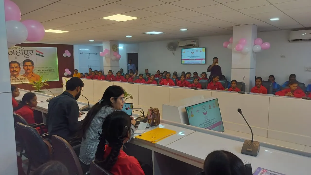 विकास भवन सभागार में मनन प्रोजेक्ट के शुभारंभ पर मौजूद छात्राएं