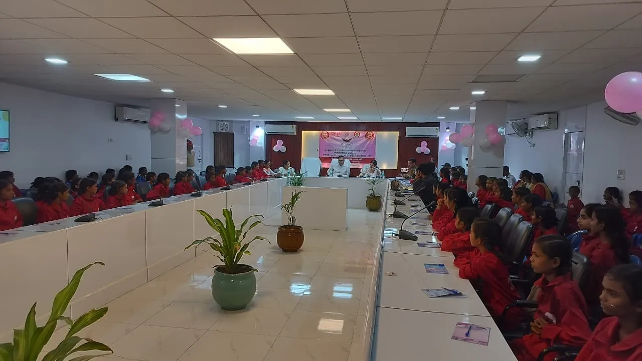 शाहजहांपुर में कस्तूरबा विद्यालय की बेटियों में संवाद कर मनन प्रोजेक्ट का शुभारंभ करते डीएम धर्मेंद्र प्रताप सिंह