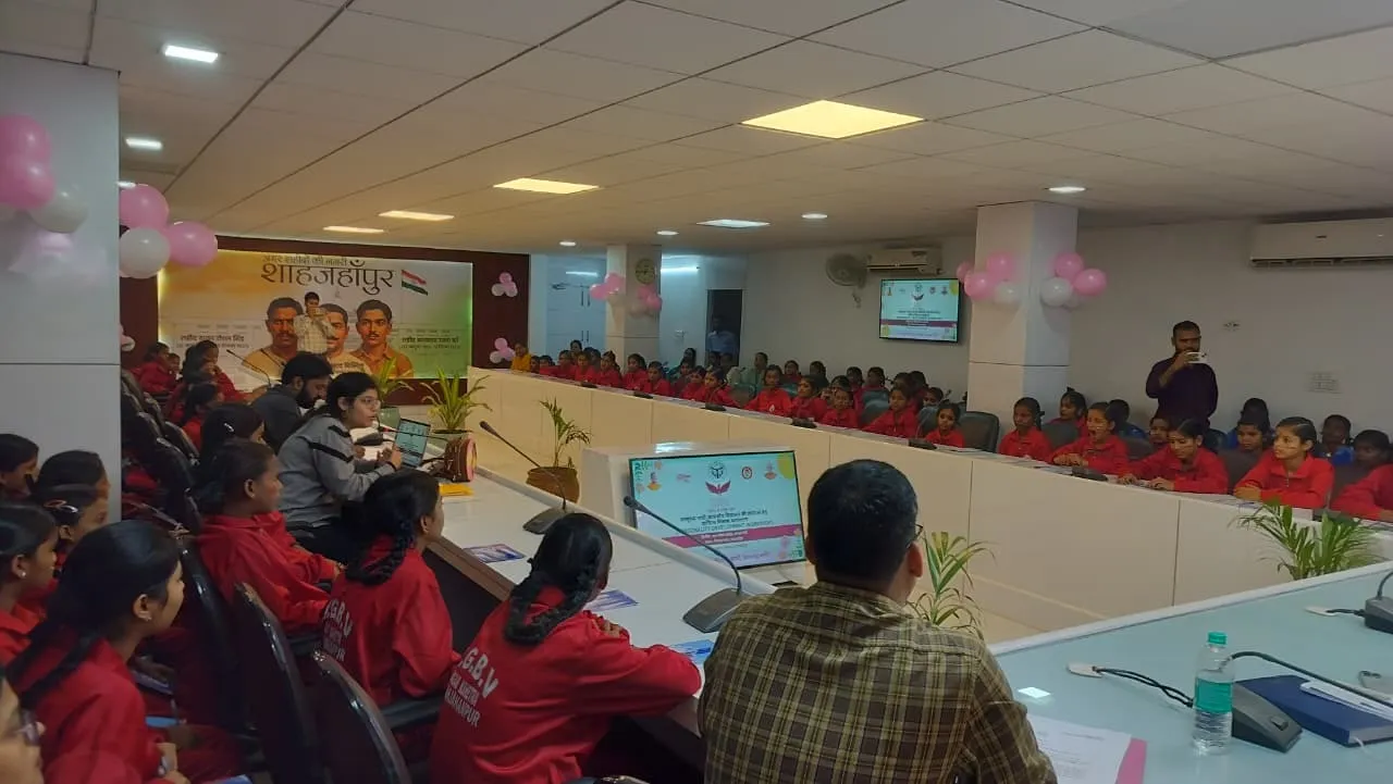 विकास भवन सभागार में मनन प्रोजेक्ट के शुभारंभ पर विचार व्यक्त करती अनुज्ञा मिश्रा