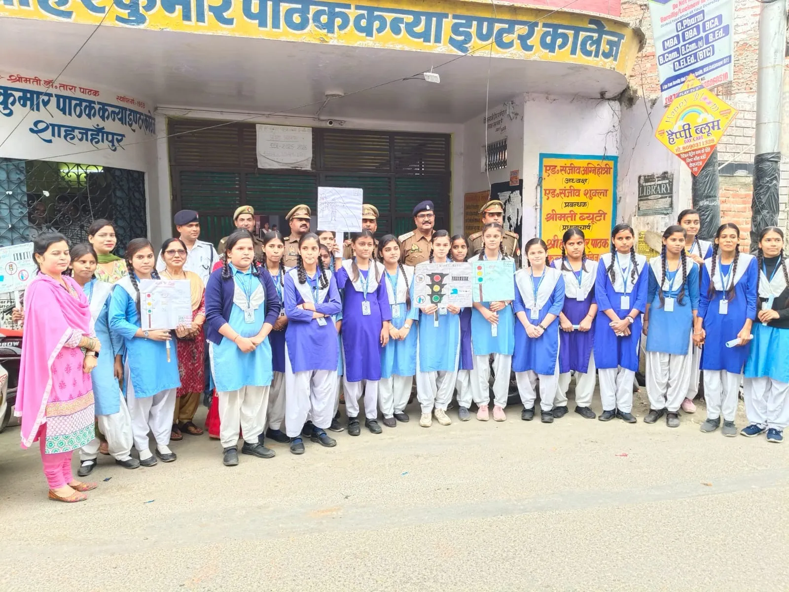 यातायात माह के शुभारंभ पर रैली में शामिल छात्राएं