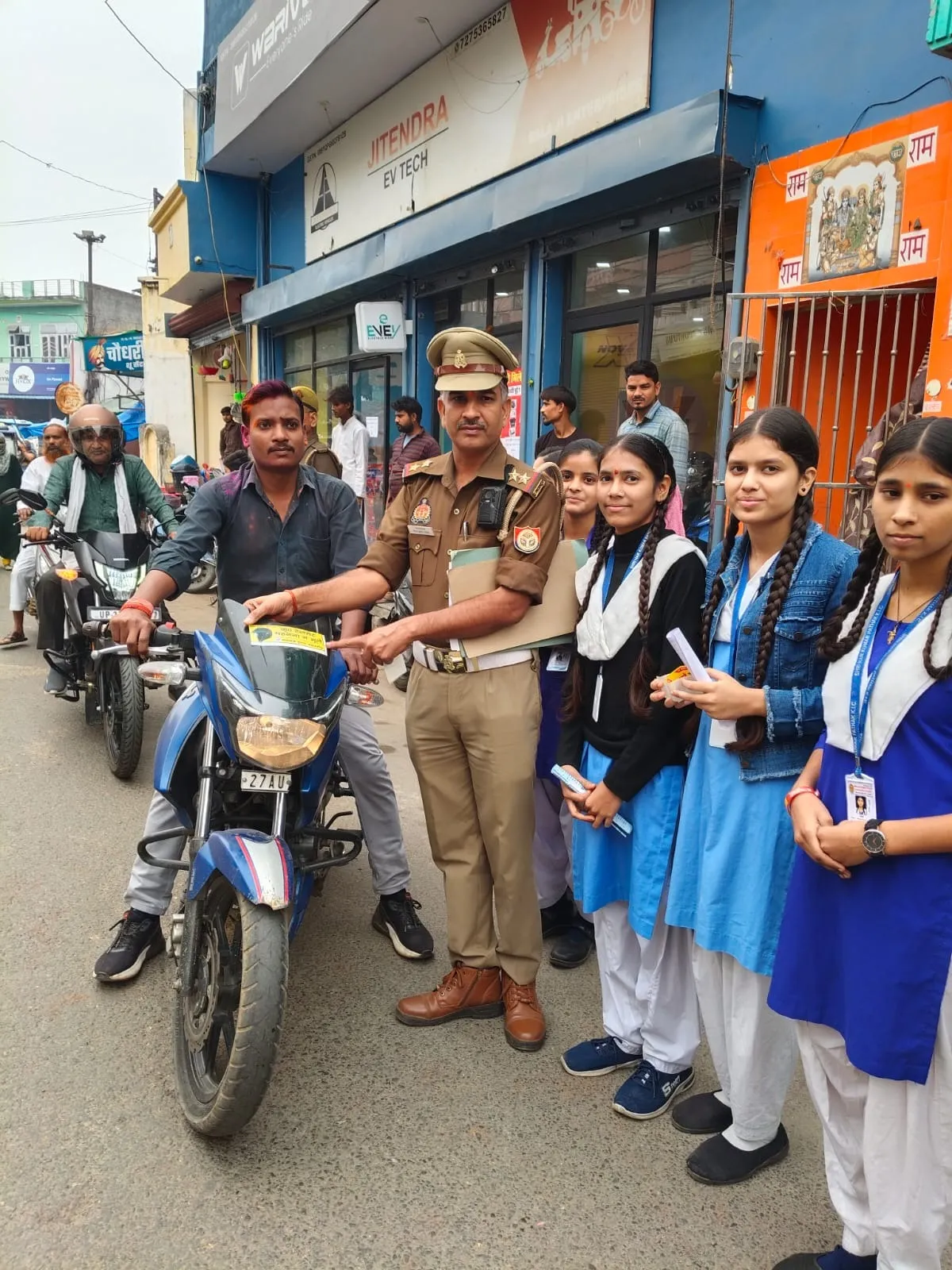 वाहनों पर यातायात जागरूकता के पत्रक चस्पा कर जागरूक तरके यातायात प्रभारी