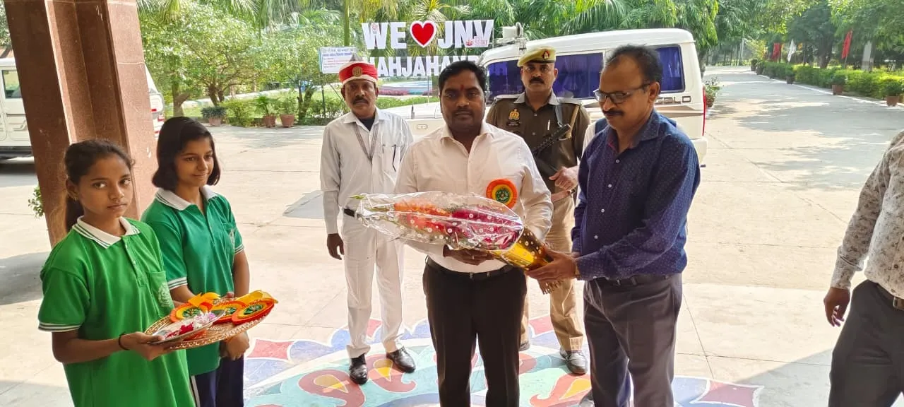 एडीएम अरिवंद कुमार का स्वागत करते जवाहर नवोदय विद्यालय के प्राचार्य