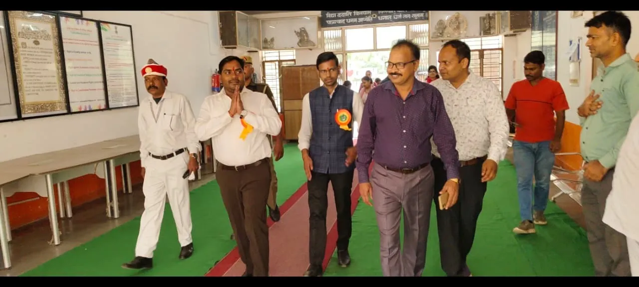 जवाहर नवोदय विद्यालय में अभिवादन स्वीकरते एडीएम वित्त एवं राजस्व अरविंद कुमार