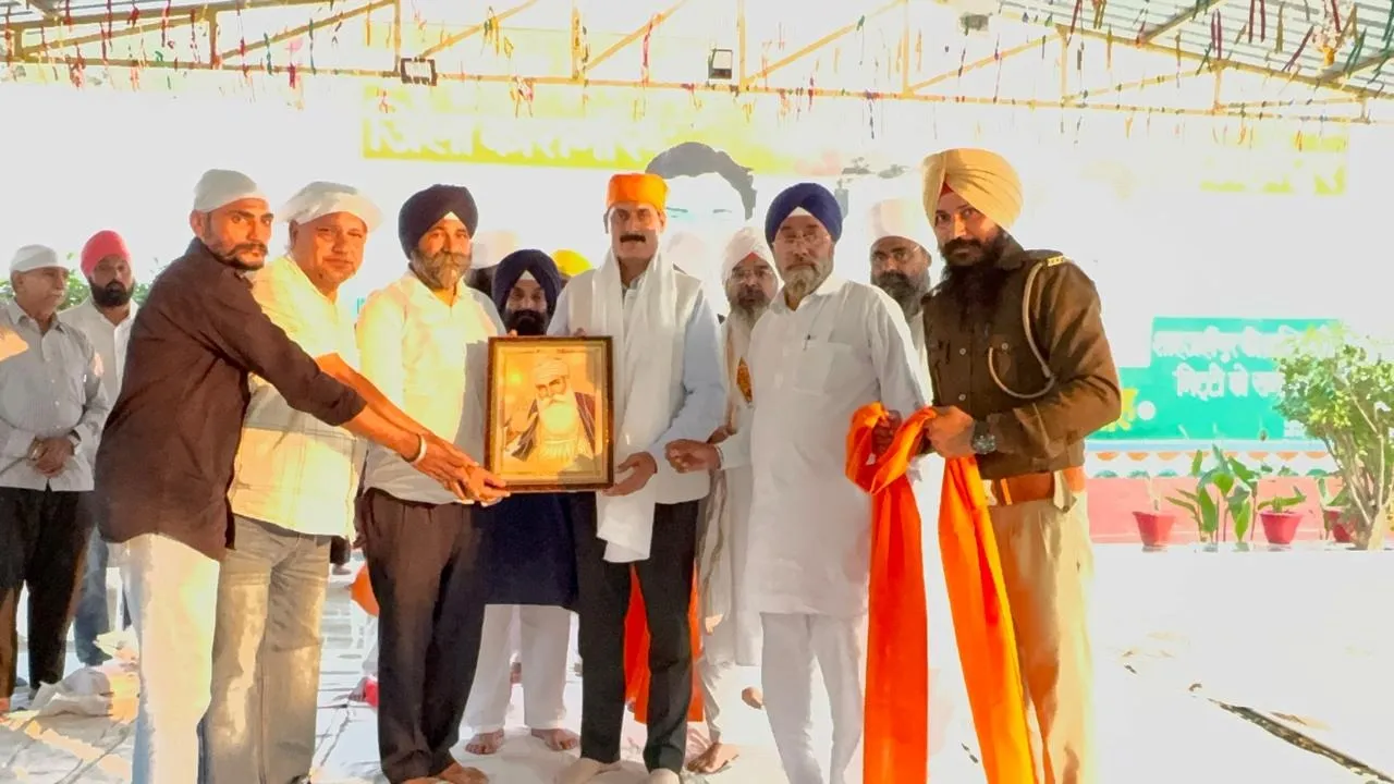 जिला कारागार में ग्रंथी को सम्मानित करते अधीक्षक जेपी तिवारी