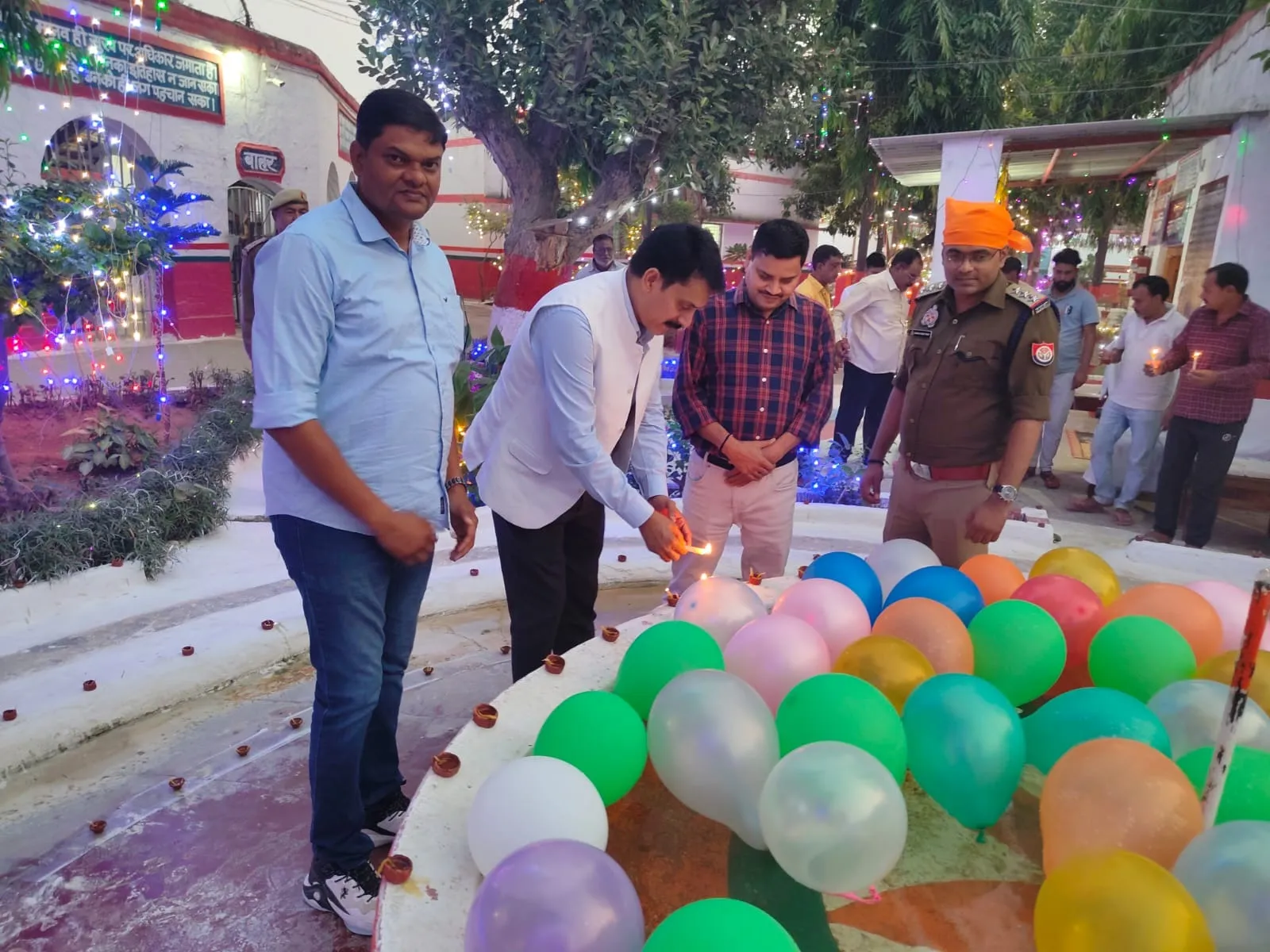 जिला कारागार में दीप प्रज्ज्वलित करते अधीक्षक जेपी तिवारी