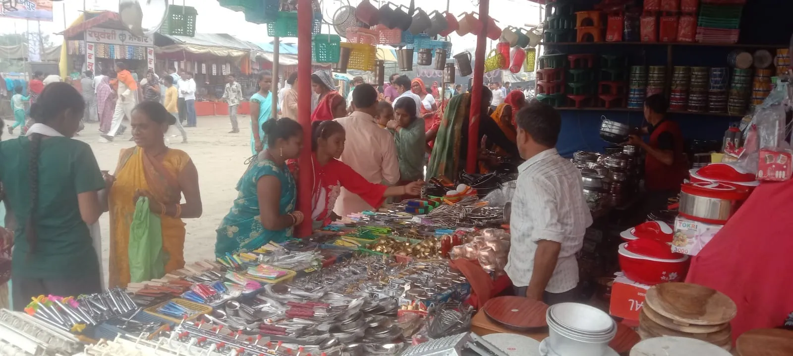 शाहजहांपुर के ढाई घाट कार्तिक पूर्णिमा मेला में खरीदारी करते श्रद्धालु